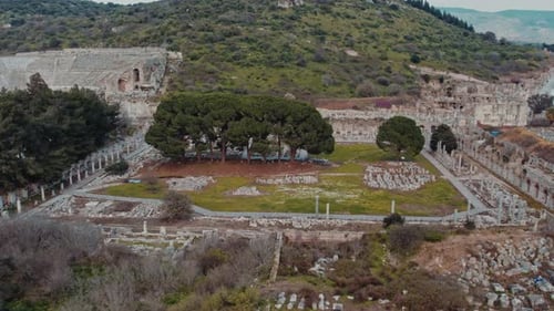 Vista aérea del ágora estatal y las ruinas circundantes en la antigua ciudad de Éfeso