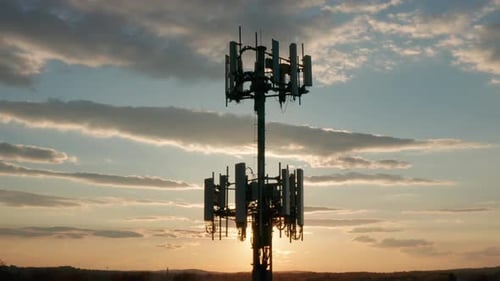 Silueta aérea de la torre de telefonía celular. Tema de telecomunicaciones y tecnología. Hermosa puesta de sol, sol