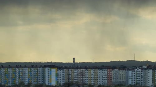 Timelapse da aproximação de nuvens escuras e tempestuosas e da queda da chuva durante fortes chuvas na cidade