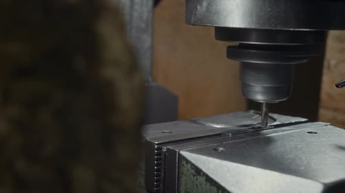 CNC-Metallfräsmaschine, die in der Fertigungsfabrik arbeitet
