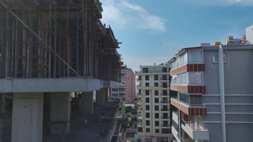 Perspectiva aérea de la construcción de varios niveles con trabajos en metal y paredes