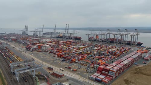 Luftaufnahme des geschäftigen Containerterminals