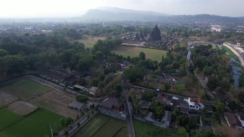 Vue aérienne d'un groupe de cyclistes passant devant le temple de Prambanan, qui est un cadi avec Hi
