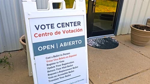 Vidéothèque électorale du panneau d'ouverture du centre de vote avec traduction en espagnol (bilingue)