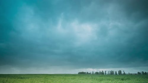 Landwirtschafts- und Wettervorhersagekonzept Wasserregentropfen auf Kamera oder Bildschirm Bewölkter Regenhimmel