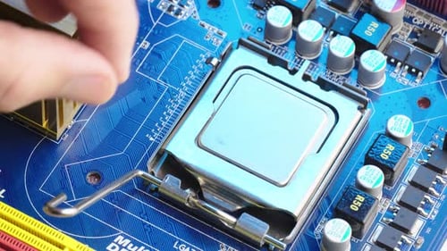 Técnico remove cuidadosamente o processador da CPU do soquete da placa-mãe de um computador, feche