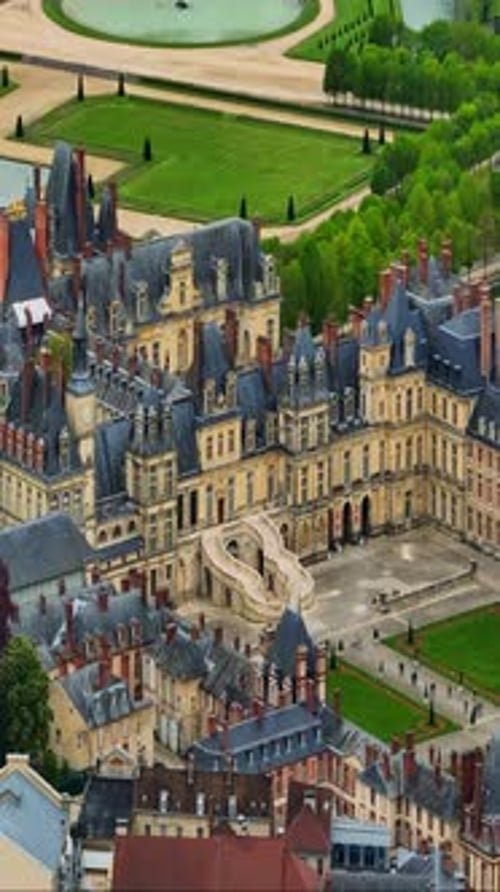 Vue aérienne sur le château de Fontainebleau et son jardin Vue par Drone du monument médiéval royal