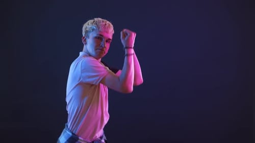 Un danseur aux néons exécute diverses danses freestyle sur le mur du club en s'amusant