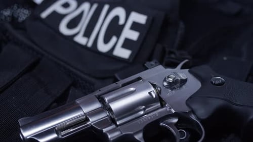 Segunda enmienda: arma de fuego y chaleco táctico para combatir el crimen policial