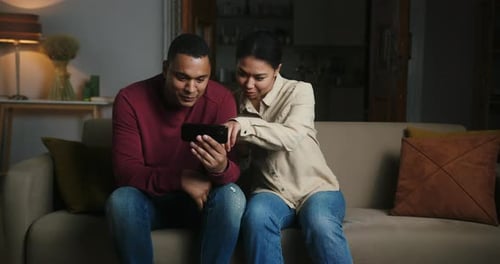 Glückliches Paar spricht zusammen über Video auf dem Smartphone
