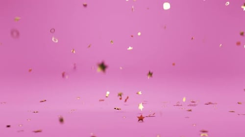 Fallendes goldenes Konfetti auf dem Boden des rosa Studiohintergrunds