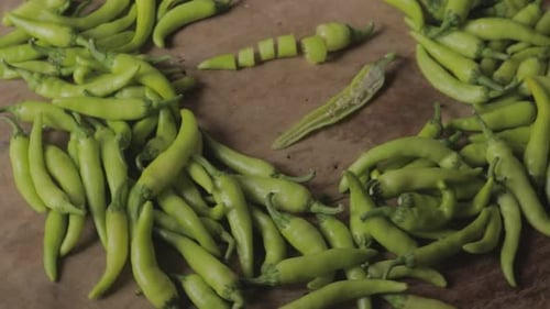 pimiento verde sobre fondo de madera
