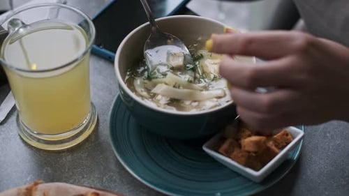 Ajouter des croûtons à la soupe au poulet