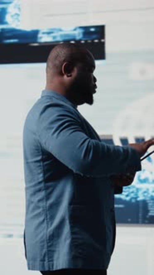 Un experto en software negro de Vertical Video se centra en el lenguaje de programación para la innovación