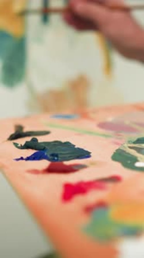 Der Künstler verleiht der Leinwand mit einer Palette lebendiger Farben den letzten Schliff