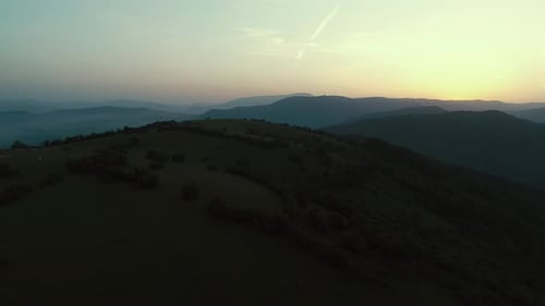 Toma aérea Cinemática de un paisaje infinito de montañas y bosques