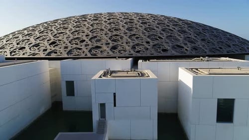 Vista aérea do Louvre, um museu de arte em Abu Dhabi.