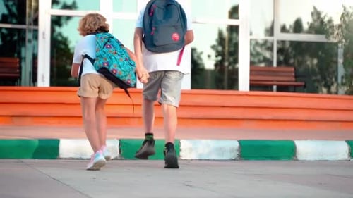 Estudantes de perto caminhando para o ensino fundamental, fundamental e médio, de volta às aulas