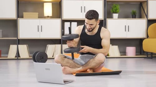 Fitness trainer gives online lessons.