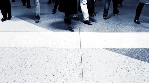 Multitudes de empresarios caminando por la ciudad cruzando una calle urbana