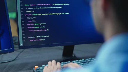 Entwickler codieren auf dem Computer mit Code auf dem Bildschirm in Nahaufnahme