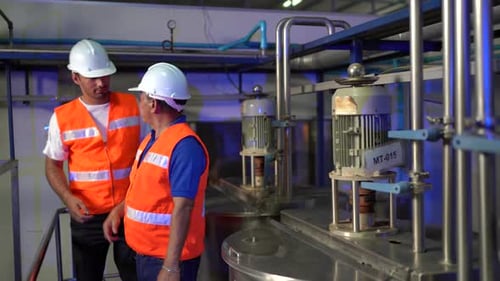 Fabriktechniker untersuchen eine Maschine in einer Fabrik, Geschäftskonzept der Technologiebranche.