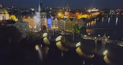 Luftaufnahme von Prag bei Nacht Der schönste Blick auf die Karlsbrücke bei Nacht und
