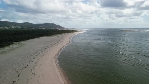 Vista aérea de la playa de Camarido con bosque y montañas, Portugal.