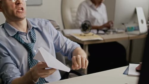 Glücklicher Mann baut Papierflugzeug