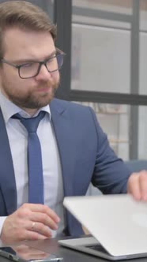 Empresário deixando o escritório depois de terminar o trabalho