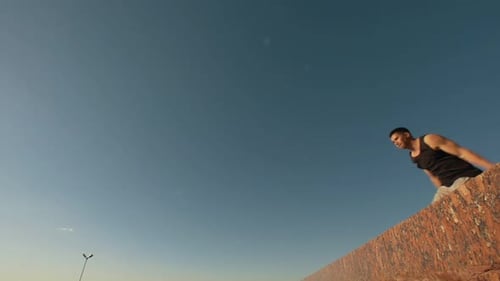 Muskulöser Mann macht bei Sunny einen extremen Flip aus der Höhe