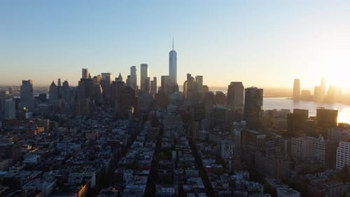 Vista aérea de um nascer do sol sobre o horizonte de Nova York, destacando o One World Trade Center e o