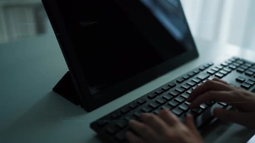 Person, die auf der Tastatur mit Code-Overlay in einem modernen Arbeitsbereich tippt, der die Essenz von Programmi einfängt