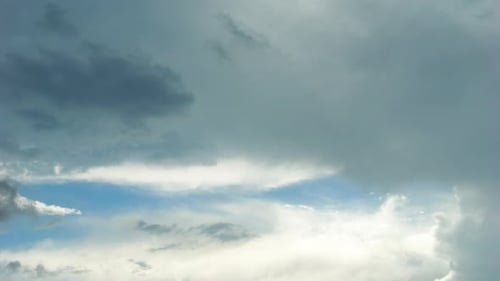 Dunkel nach Regenwolken, stürmischer Tag der Natur, stürmische Stürme und Wolkenlandschaften am Horizont, wunderschön
