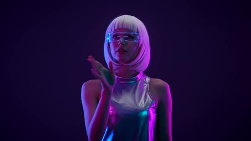 Femme futuriste utilisant une interface virtuelle au néon