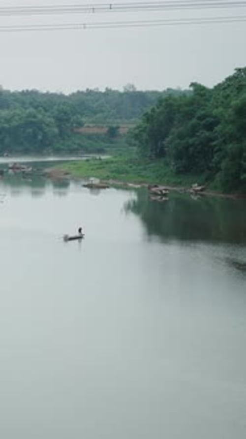 Bateaux de pêche garés sur la rive de la Grande Rivière dans la vallée entourée de montagnes au Vietnam