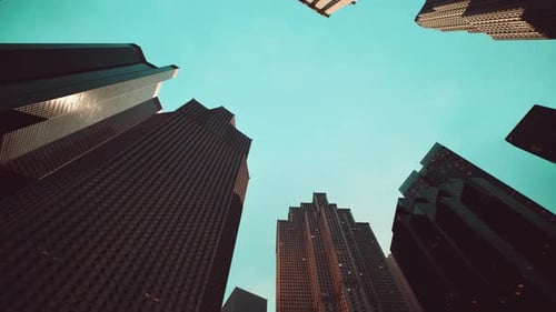 Un imponente paisaje urbano visto desde el nivel de la calle