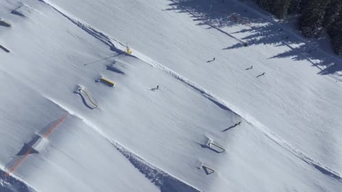 Vue aérienne de la piste de ski et des skieurs qui descendent la montagne, Schladming, Autriche