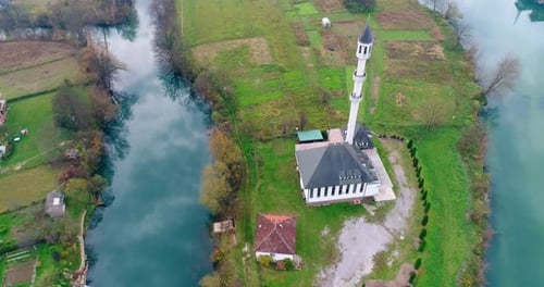 Mosquée sur une île fluviale à Bosanska Otaka, Bosnie-Herzégovine