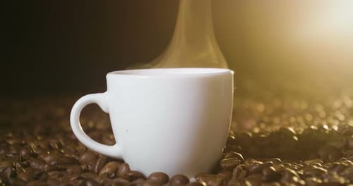 Vue de dessus d'une tasse de café italien sur fond de bois avec des grains de café à moudre. Excellez