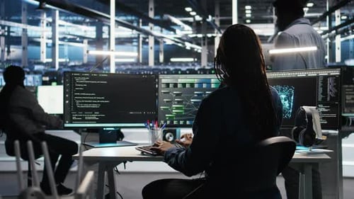 Data Center Expert Examines Node Tree Interface Delivering Technical Support