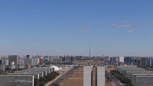 Bandeira brasileira tremulando na praça dos três poderes em Brasília
