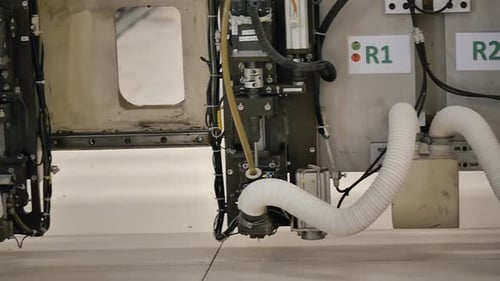 Roboter arbeitet in einer Schwermetallfabrik