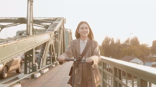 Porträt einer jungen Geschäftsfrau mit einem Elektroroller zur Arbeit