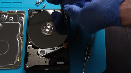 Mechaniker öffnet die Computerfestplatte zur Reparatur im Service Center