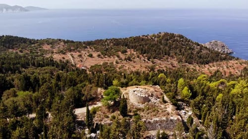 Vestiges de la tour de guet vénitienne Château d'Assos, Asos, Céphalonie, îles Ioniennes, Grèce - Drone aérien