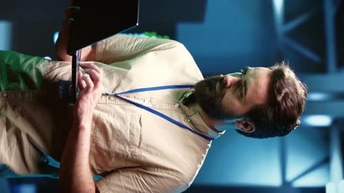 Vertikaler Videoelektriker untersucht Serversysteme
