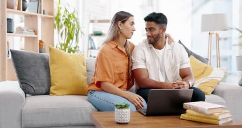 Pareja, portátil y relájese en el sofá de la sala de estar, descargue los archivos multimedia y decida qué película elegir