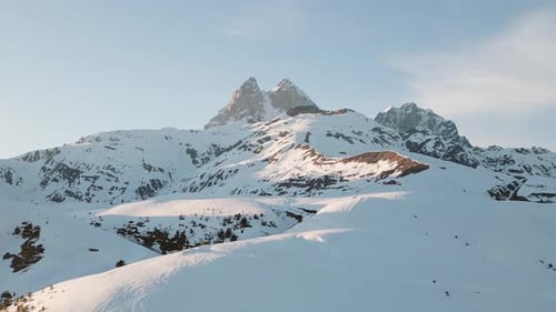 Panorama aérien d'Ushba au printemps
