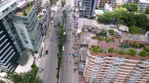 Dies ist ein 4K-Drohnenvideo von City Road. Fahrzeuge fahren vorbei.